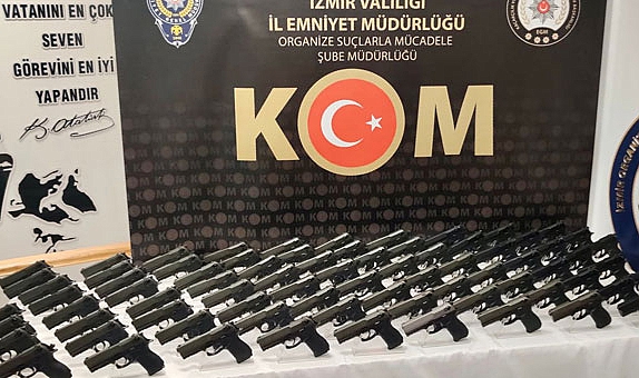 İzmir’de silah kaçakçılığı operasyonu… 92 ruhsatsız tabanca ele geçirildi