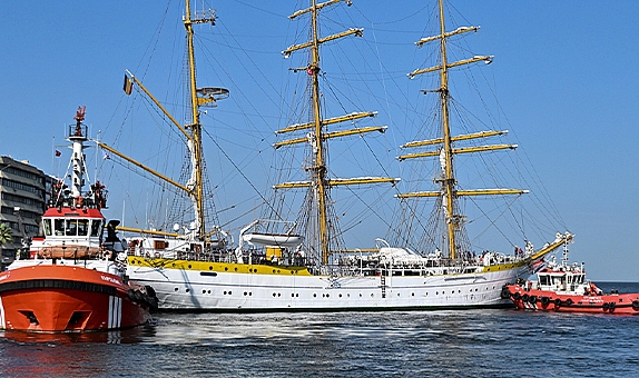 Romanya’nın yelkenli askeri eğitim gemisi İzmir’e geldi