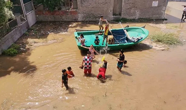 İzmir’de ana su borusu patladı: Çocuklar boş arsada yüzdü