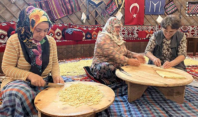 Balıkesir'de Ramazan sofraları için kadınların erişte mesaisi başladı