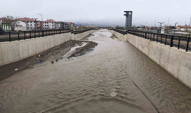 Kuruyan Vasgirt deresinden sel akıyor