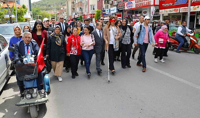 Belediye başkanı gözlerini bağlayıp bastonla 200 metre yürüdü