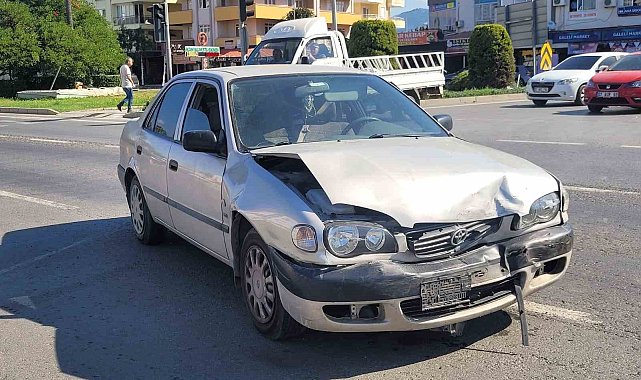 Gazipaşa'da 2 otomobil çarpıştı, sürücü ehliyetsiz ve 17 yaşında çıktı: 4 yaralı