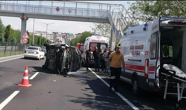 Kontrolden çıkan otomobil yol ortasına yan yattı