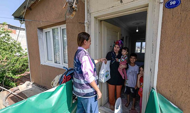 İzmir Büyükşehir Belediyesi süt dağıtımına başladı