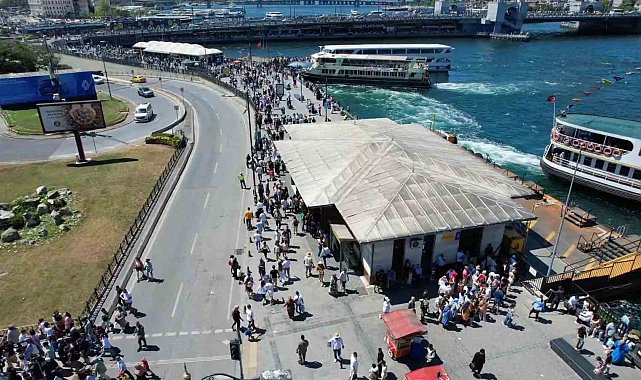 Kurban Bayramı'nın ikinci gününde Eminönü'nde hareketlilik