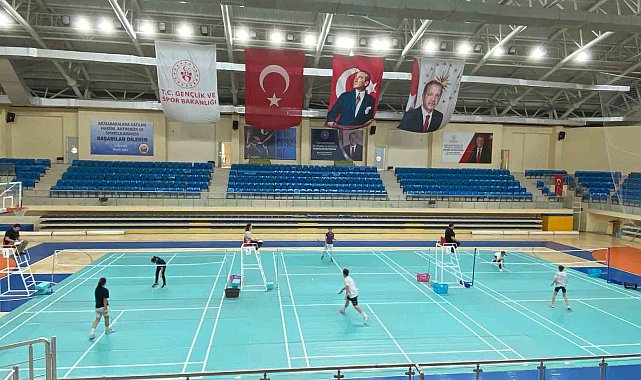 Badminton müsabakaları katılımcılar arasında dostane rekabetle oynandı