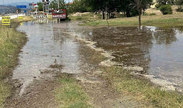 Karayolu kenarındaki menfez işlevini yitirince araziler suyla doldu