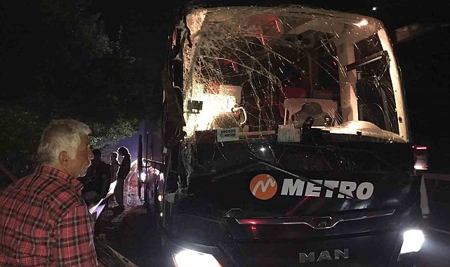 Metro Turizm otobüsü tıra arkadan çarptı, şoförün uyuduğu iddia edildi