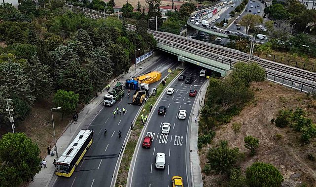 Bakırköy'de alt geçide çarpan tır İETT otobüsünün üzerine devrildi 8 yaralı