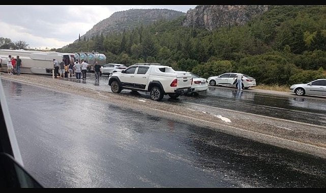 Düğüne giden midibüs kayganlaşan yolda devrildi: 1'i ağır 20 yaralı