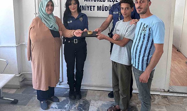 Yolda bulduğu 230 bin lira değerindeki altın bilekliği polise teslim etti