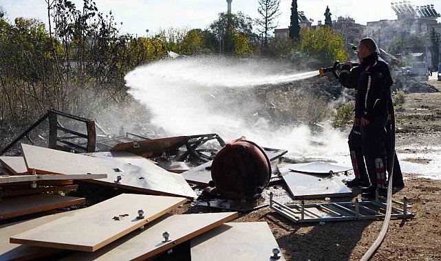 Boş arazide yanan tahta parçaları alev aldı