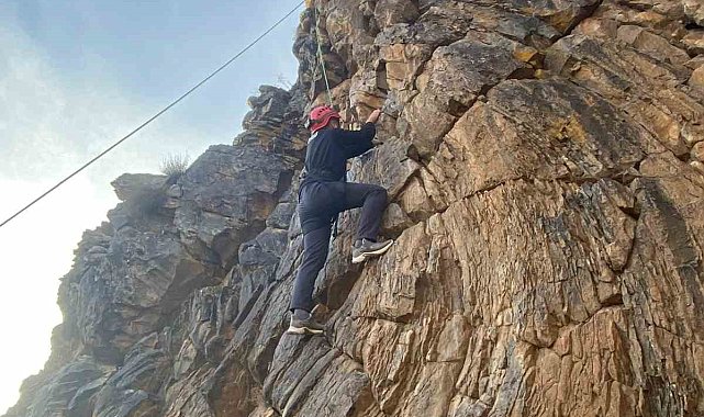 Kars AFAD'dan tırmanış ve sedye ile yaralı indirme eğitimi