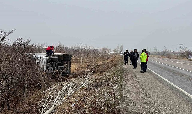 Kontrolden çıkarak devrilen kamyonun sürücüsü yaralandı