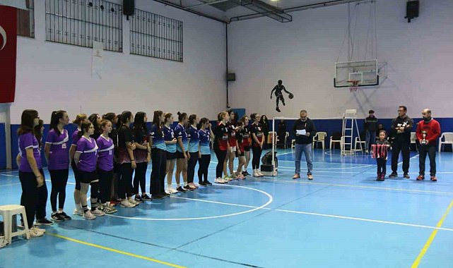 Kütahya'da 'Kız Öğrenciler Arası Badminton Turnuvası'nda şampiyonlar ödüllerini aldı