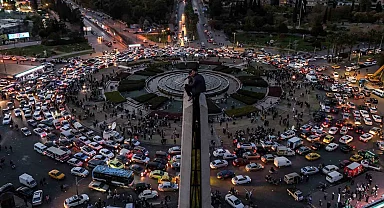 Şam'da Esad rejiminin devrilmesi trombon ve trampetlerle kutlandı