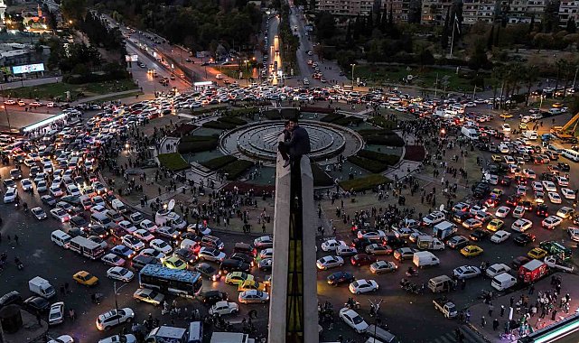 Şam'da Esad rejiminin devrilmesi trombon ve trampetlerle kutlandı