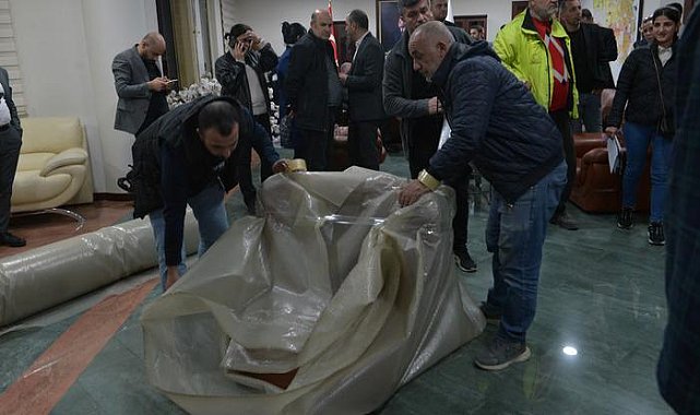 Adana'nın Seyhan Belediyesi'ne 'icra' şoku! Başkan Tekin'in makam odasındaki eşyalar haczedildi