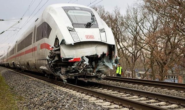 Almanya’da yolcu treni tırla çarpıştı: Ölü ve yaralılar var