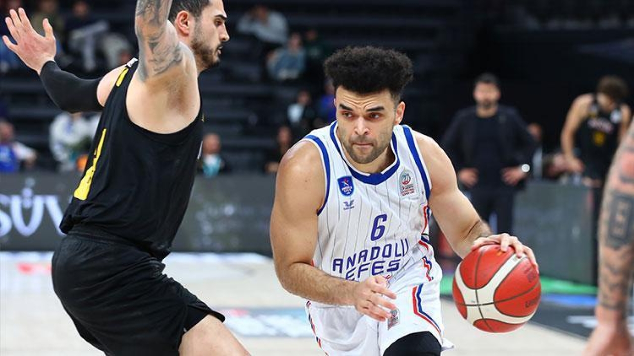 Anadolu Efes, Mersin Spor'u farklı geçti!