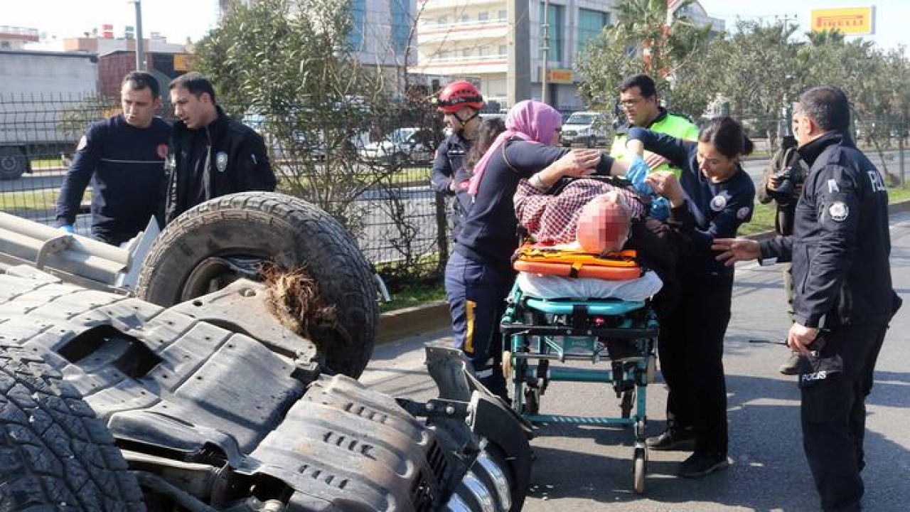 Antalya'da feci kaza! Direksiyon hakimiyetini kaybedince palmiyelere çarpıp takla attı, metal yığınının içinde sıkışıp kaldı