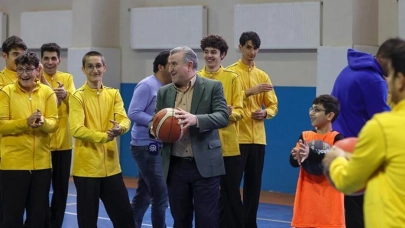 Bakan Bak okul sporları finallerinde gösteri maçına çıkıyor