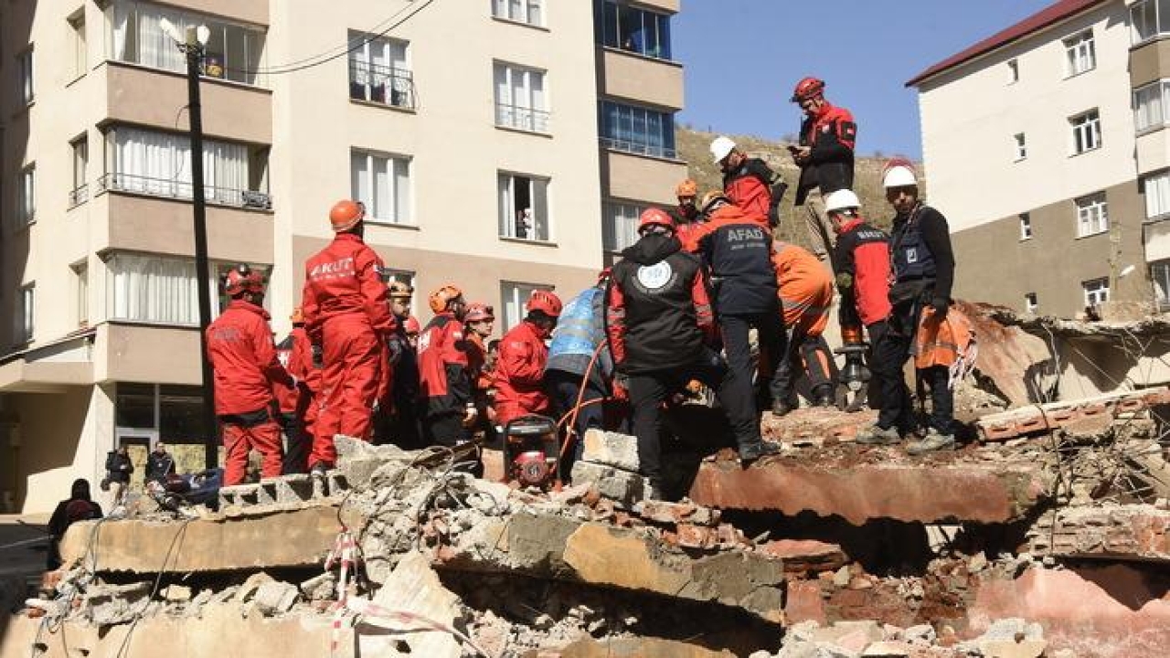 Bitlis'te gerçeği aratmayan deprem tatbikatı! Enkaz altında kalan yaralıları tek tek çıkardılar...