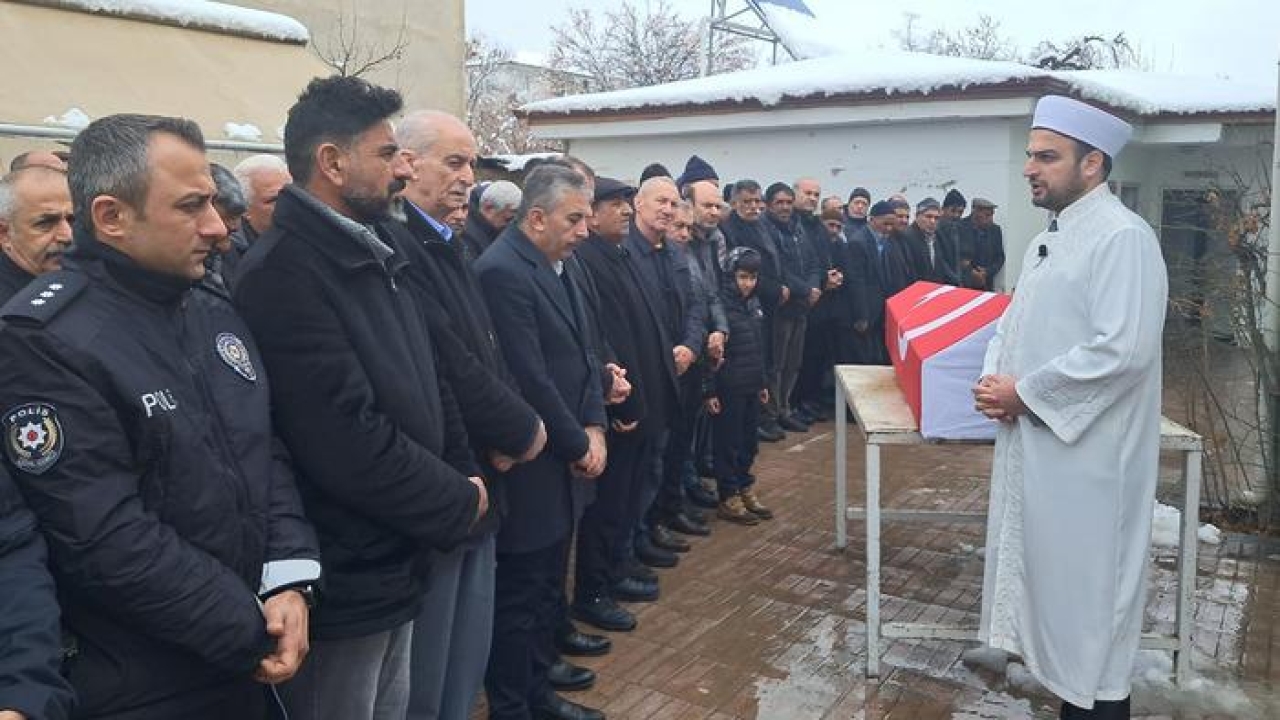 Emekli polisin vasiyeti yerine getirildi: Elazığlı polis istediği şekilde defnedildi