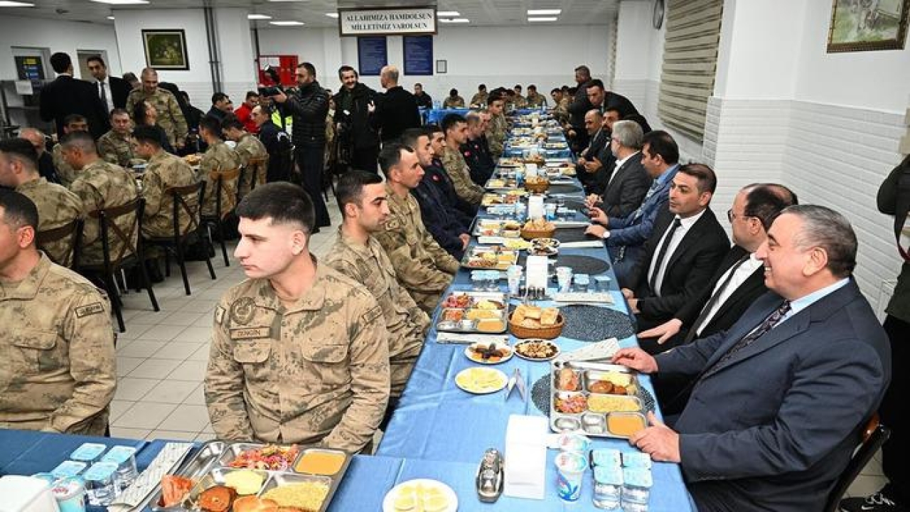 Erzurum’da Mehmetçiklerle birlikte iftar açtılar…