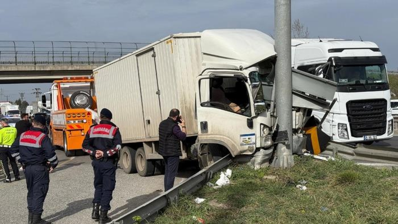 Kamyonet yön tabelasına ok gibi saplandı: 2 yaralı