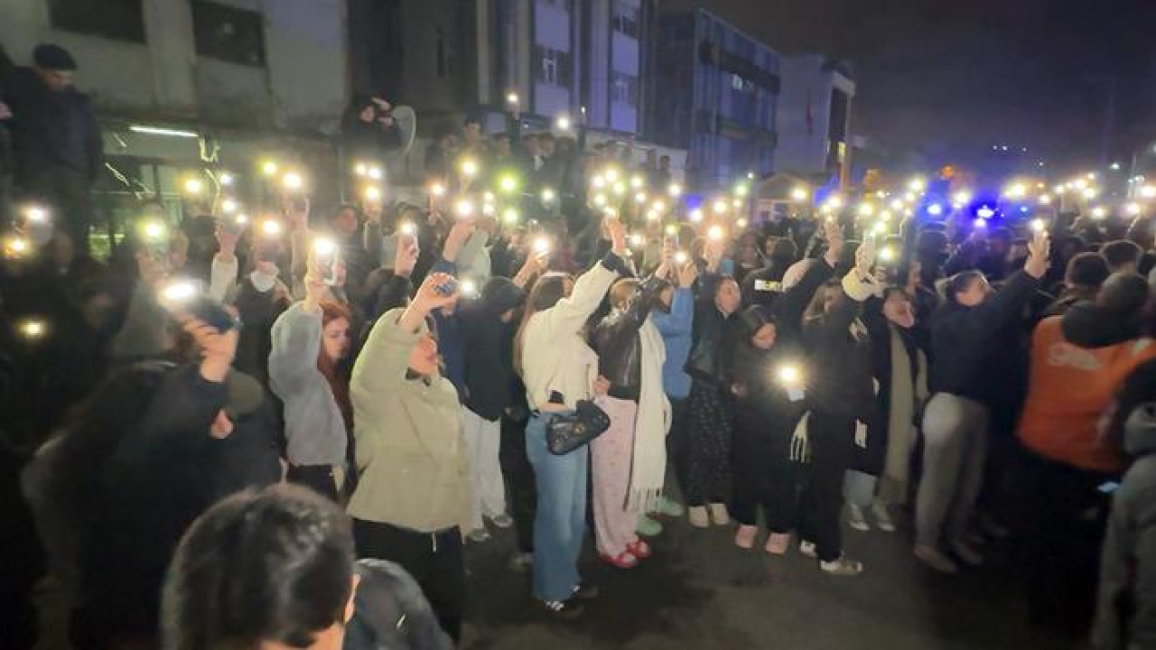 Kız yurdunda yaşanan 'mutfak görevlisi' yalanı öğrencileri ayağa kaldırdı! Yönetimi protesto ettiler