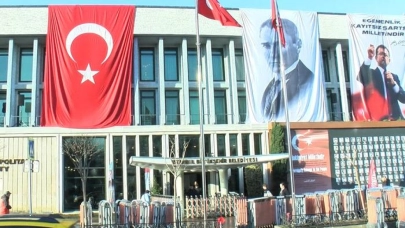 Polisin müdahale ettiği göstericiler İBB binasına sığınmıştı! Gün aydınlanınca binadaki hasar ortaya çıktı