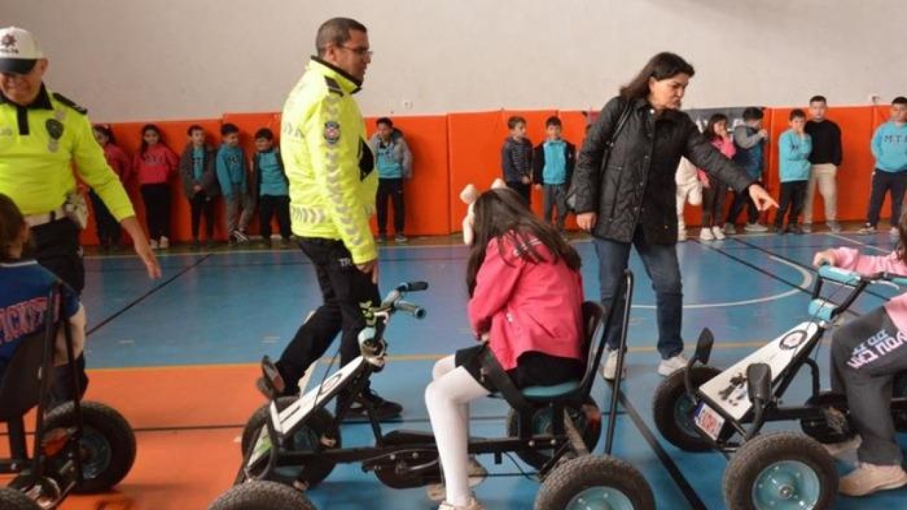 Tavşanlı'da öğrenciler trafik parkurunda kuralları öğrendi